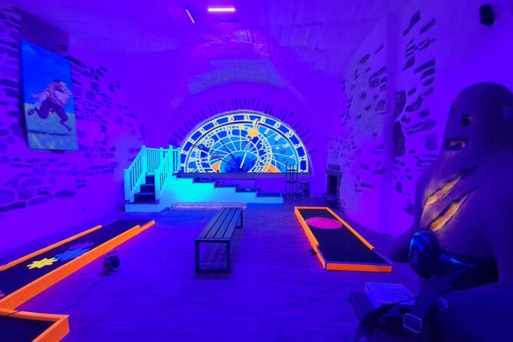 Prague Black Light Minigolf + 2 Drinks